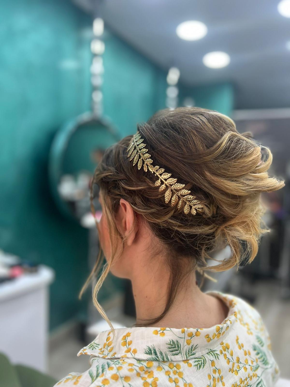 ¿Buscas el peinado de boda perfecto? Descubre las tendencias de 2026 en Eternity Alcalá. Recogidos, ondas al agua y estilos para invitadas. ¡Reserva tu prueba!